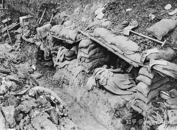 一战中士兵躺在战壕壁内睡觉