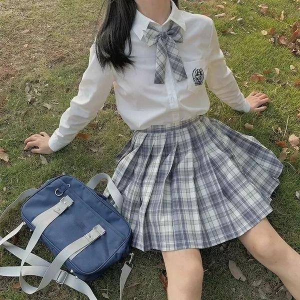客服态度爱答不理,错过交定金时间不发货,开团人数不够不卖了,炸褶