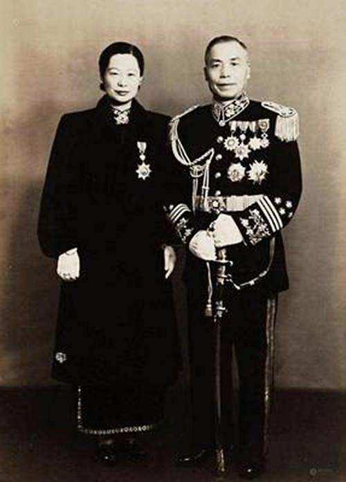 2,郑洞国与陈碧莲新婚后不久合影,时为1936年.1,郑洞