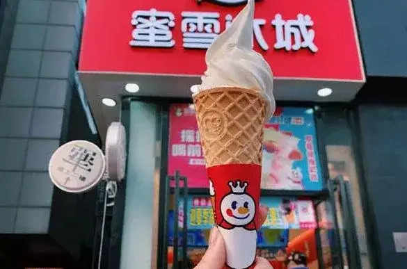 凭借"3元冰淇淋,5元柠檬水"火爆出圈,吸引价格敏感型客户,在蜜雪冰城