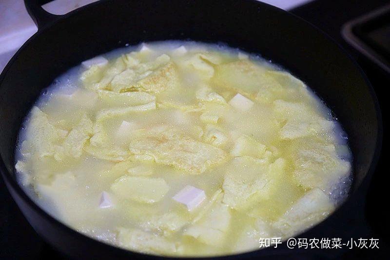 明天吃什么鸡蛋豆腐汤鸡蛋汤这样煮汤色像牛奶一样白