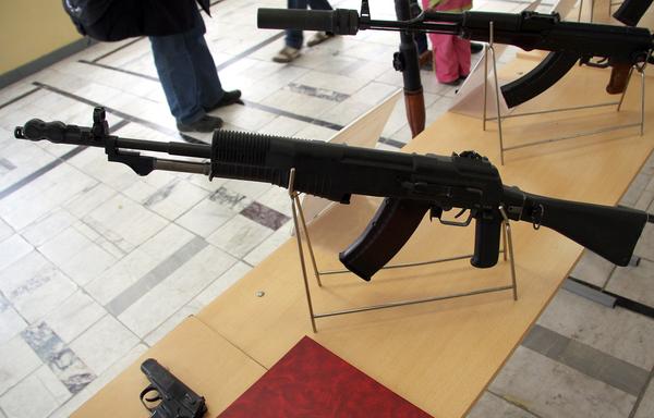 美军前特种部队成员试射ak107 这样的神器也因为造价的问题被束之