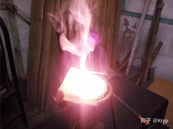 不同金属燃烧颜色不同,焰色反应烟花也是这个原理.
