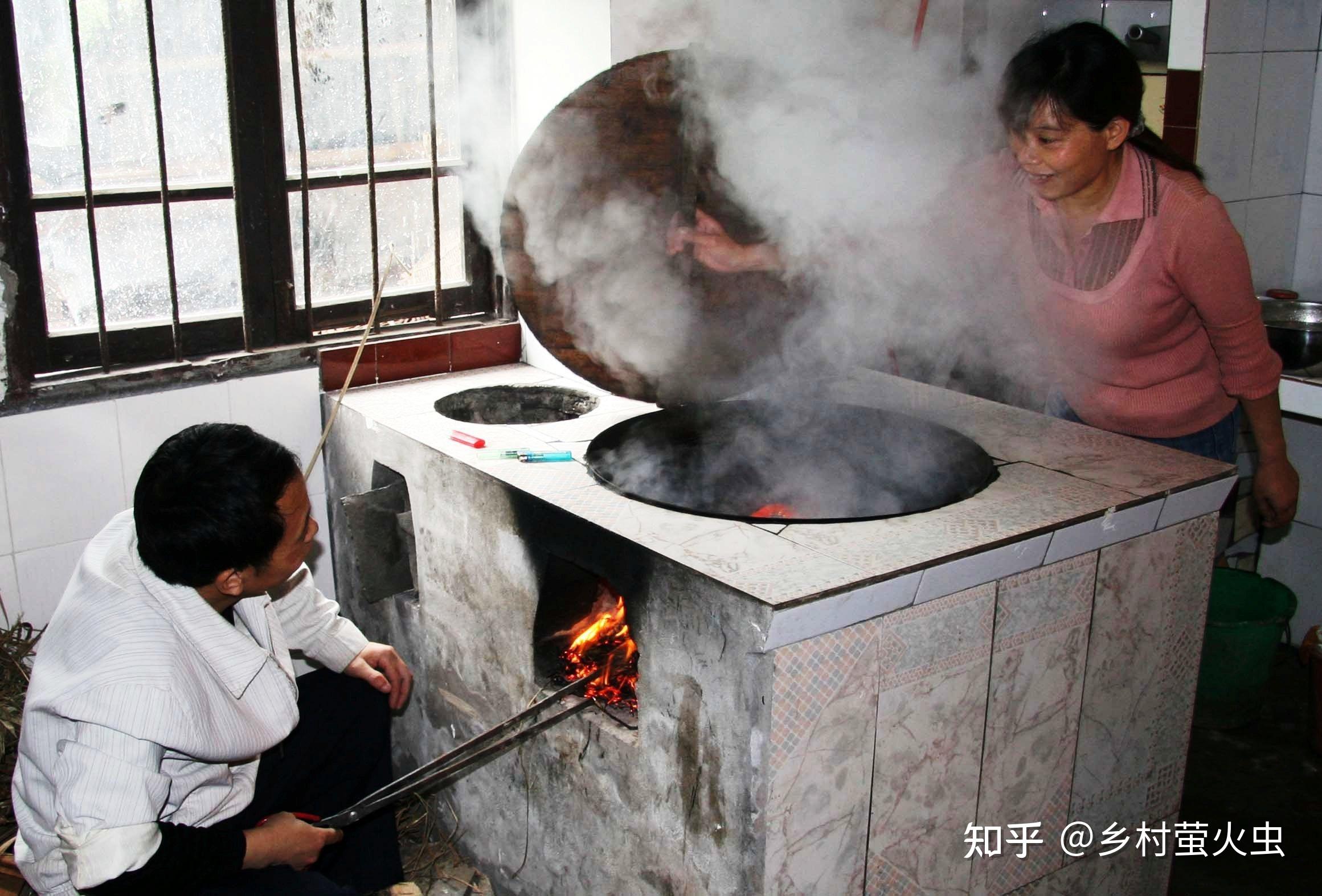 过年期间富裕农民还用柴火烧饭炒菜网友真的太落后