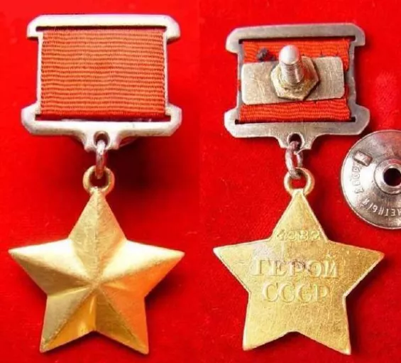 象征苏联最高军事荣誉的"苏联英雄"称号和红星勋章是无数苏联人趋之若