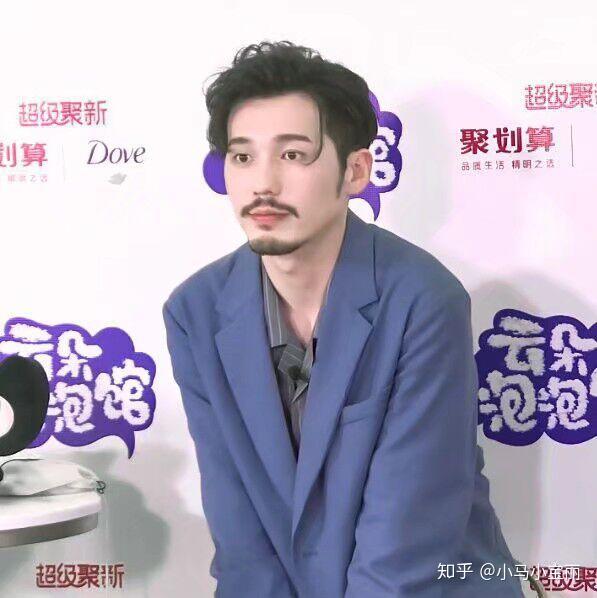 昨晚的直播简直不要太撩 性感白宇,在线撸猫 芒果式乖巧