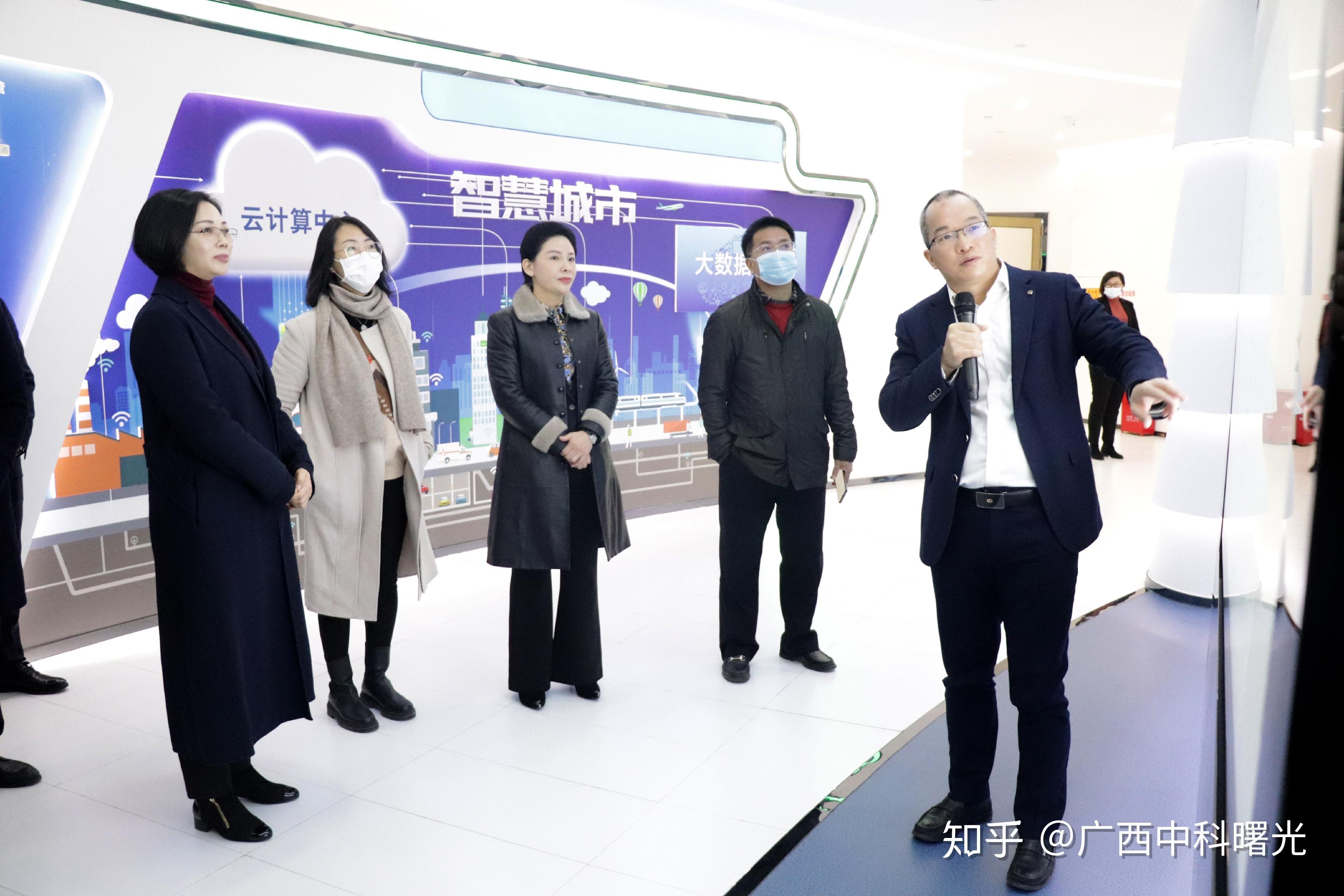 贵港市发展和改革委员会主任廖向杰,广西中科曙光董事长张爱萍陪同