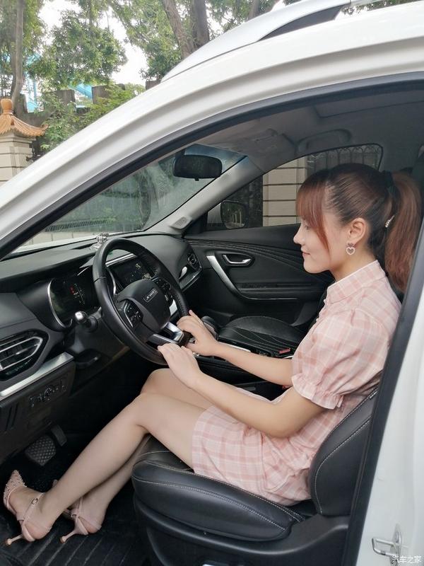 你这穿着高跟鞋开车,我可不敢坐啊!