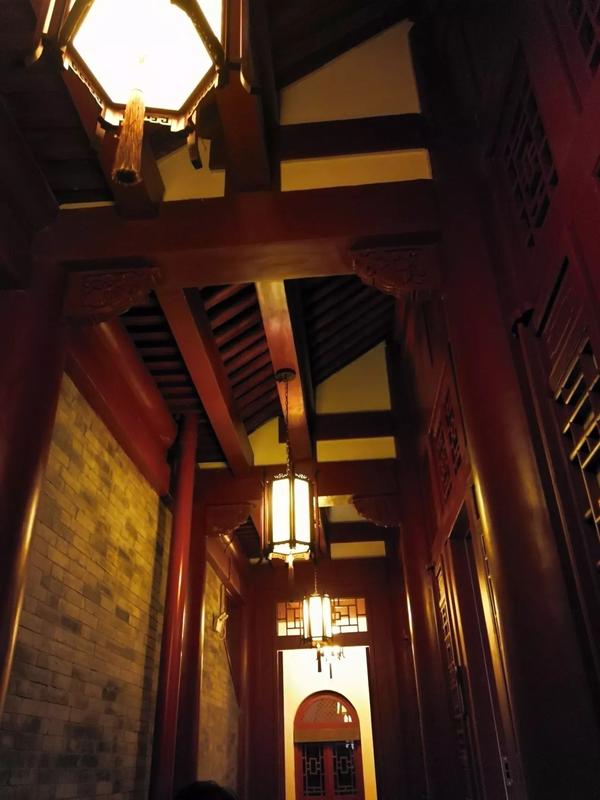 这间寺庙民宿房间设施现代化,风格遵循了寺庙的特点,木质的床,衣柜