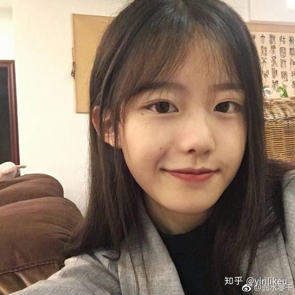 真的很喜欢这个小姐姐了,气质很好,但是其实实际年龄才是刚刚高中