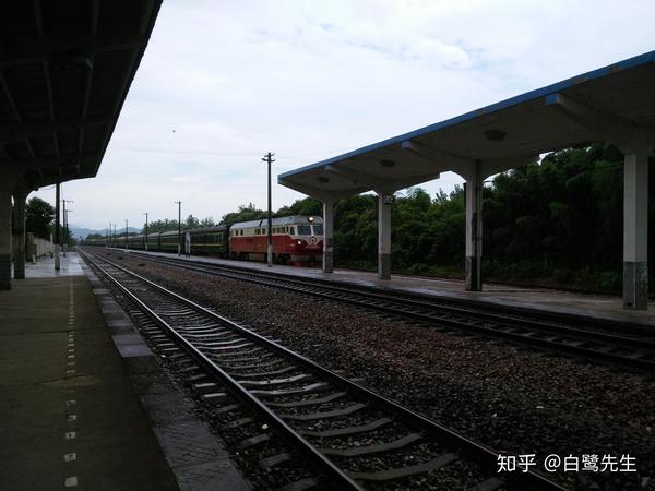 k8409次列车驶入宁国车站