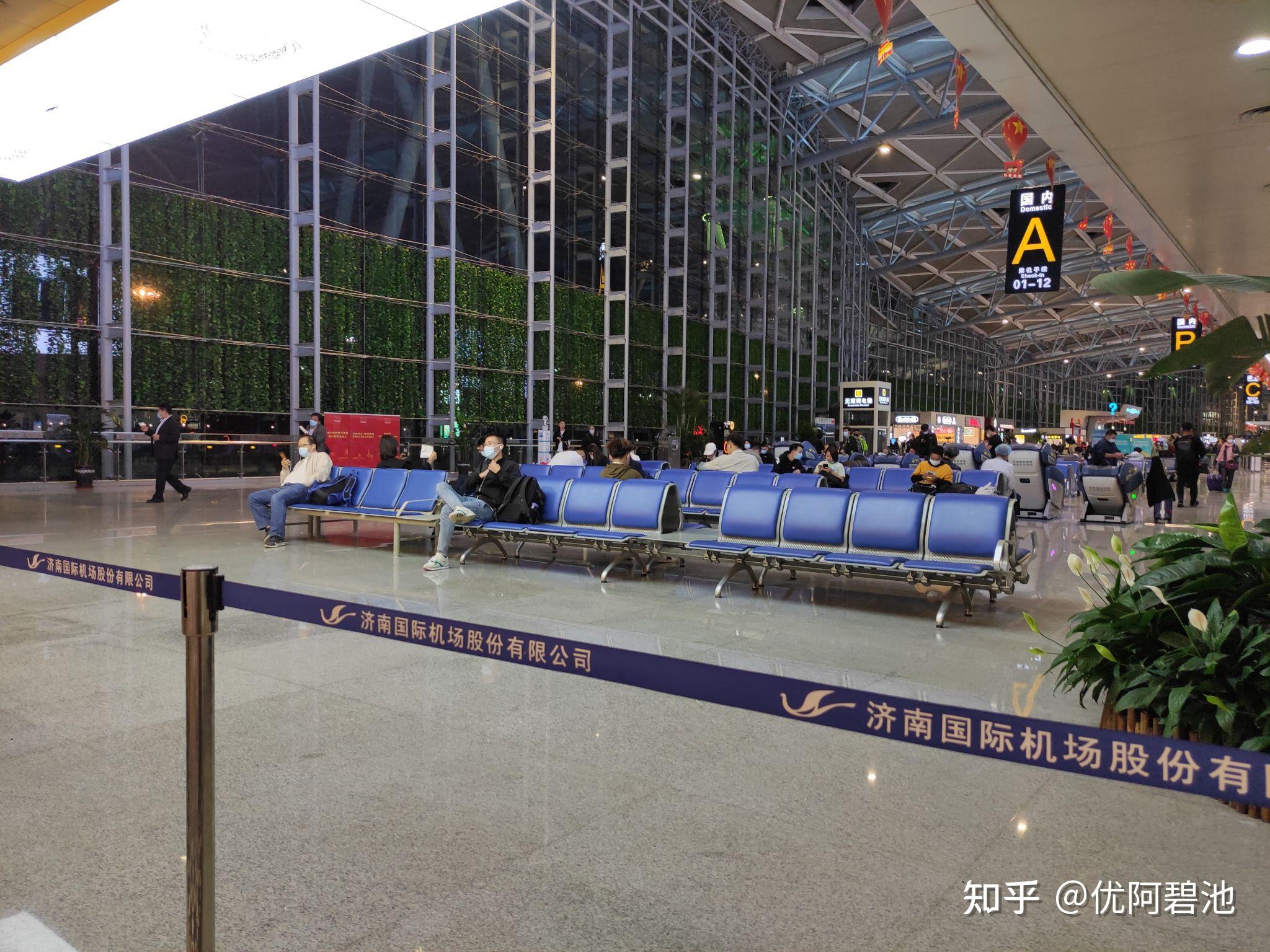 本人第一次来济南机场,发现出发层到达层都没有充电桩,只有候机区域有