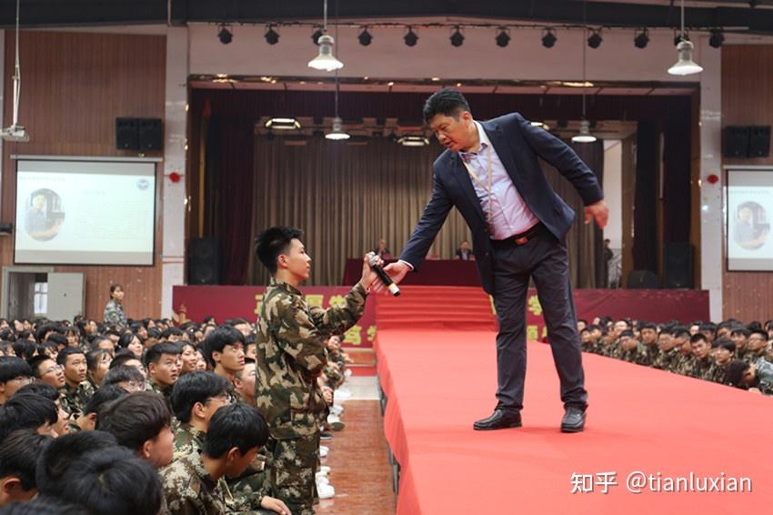 周虎震教授应邀到保定市科技中等专业学校作专题报告