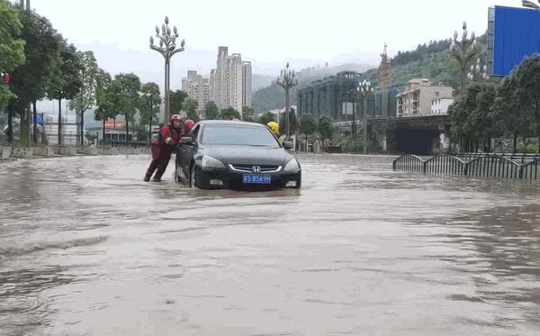 关注贵州暴雨 | 强降雨造成遵义,毕节多个县城内涝,消防持续救援中!