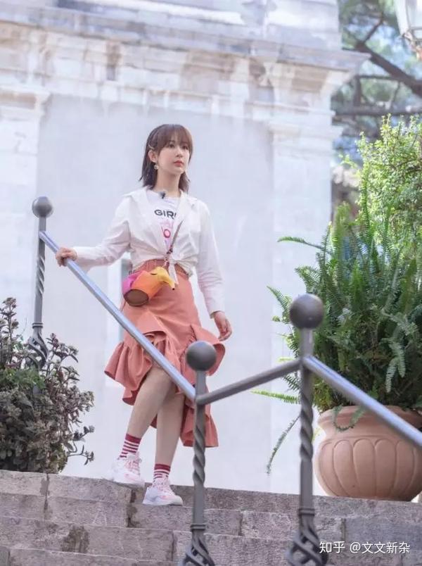 杨紫终于穿"平底鞋"了,看到无修图下她的腿,这也太真实了