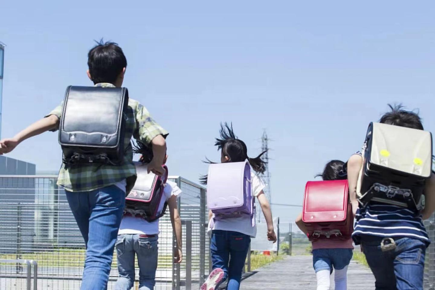 上学的时候一般大部分的日本小朋友都好好带着小学生硬式双背带书包