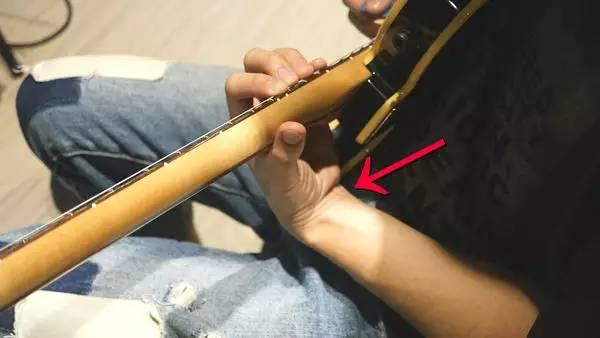 如何正确的练习吉他的左手手型?