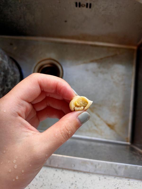 银耳汤里莲子有虫絮的照片