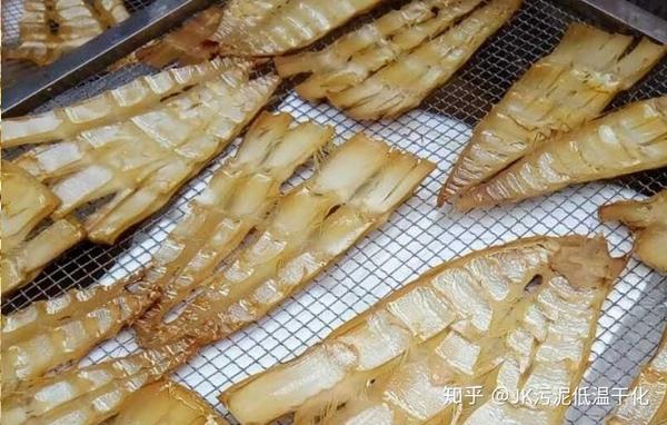 3,烘干:把蒸煮压榨过的竹笋均匀地摆放到烘干架上,放入烘干房,进入