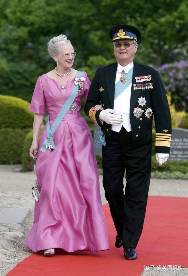 欧洲王室最酷女王:抽烟喝酒超放飞,"娶"个法国老公被宠上天