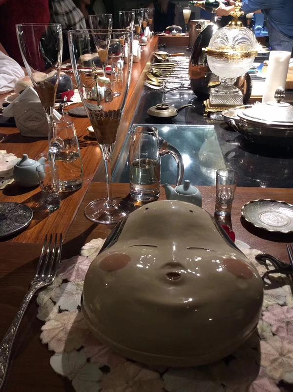 自从这事出来以后,来预约这餐厅吃饭的客人已经排到了明年!