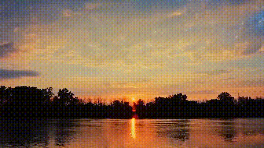 等到夕阳西下,可见到树染秋色,山携落晖的美丽景象.