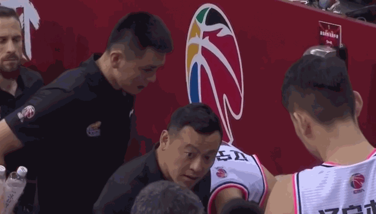 杨鸣善意提醒郭艾伦却遭无视,名记:他是这场完美比赛的唯一不足