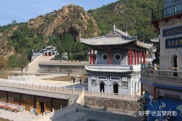 灵山寺景区位于辽宁省葫芦岛市连山区山神庙子乡凉水井子村西南,距离