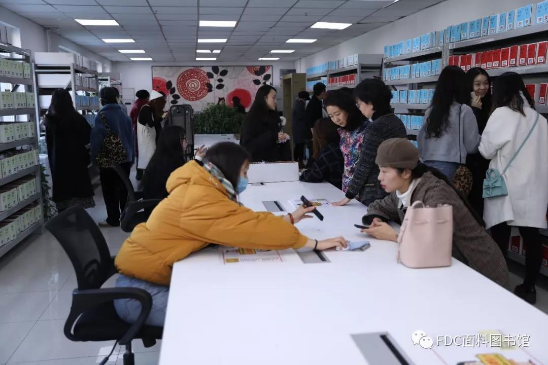 fdc通讯中华女子学院服装专业师生来我馆参观学习交流