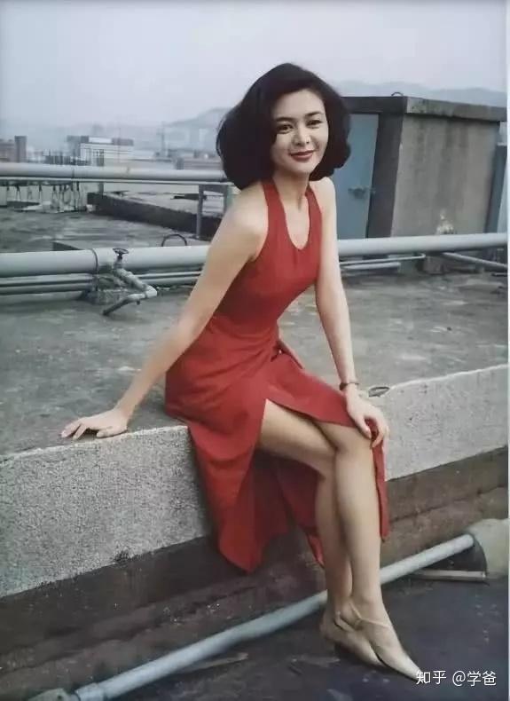 57岁关之琳近照曝光,苹果肌突出双颊枯皱,脸和身材不像同一年龄!