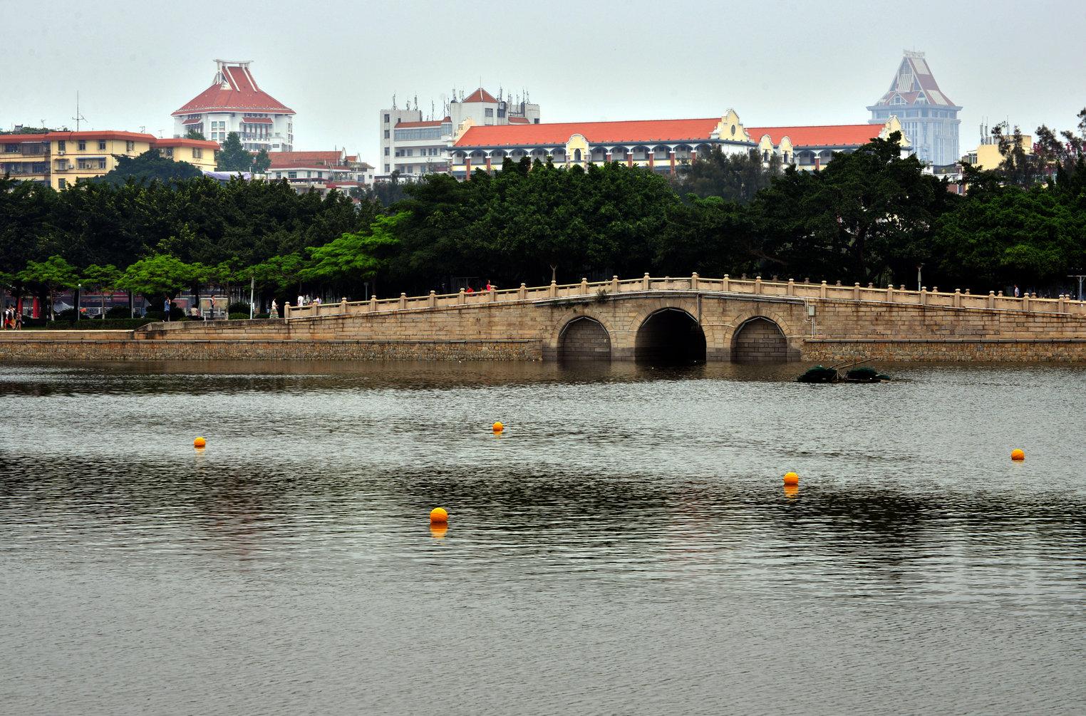 华侨大学华文学院集美大学简称集大,位于风光旖旎的福建省厦门市集美