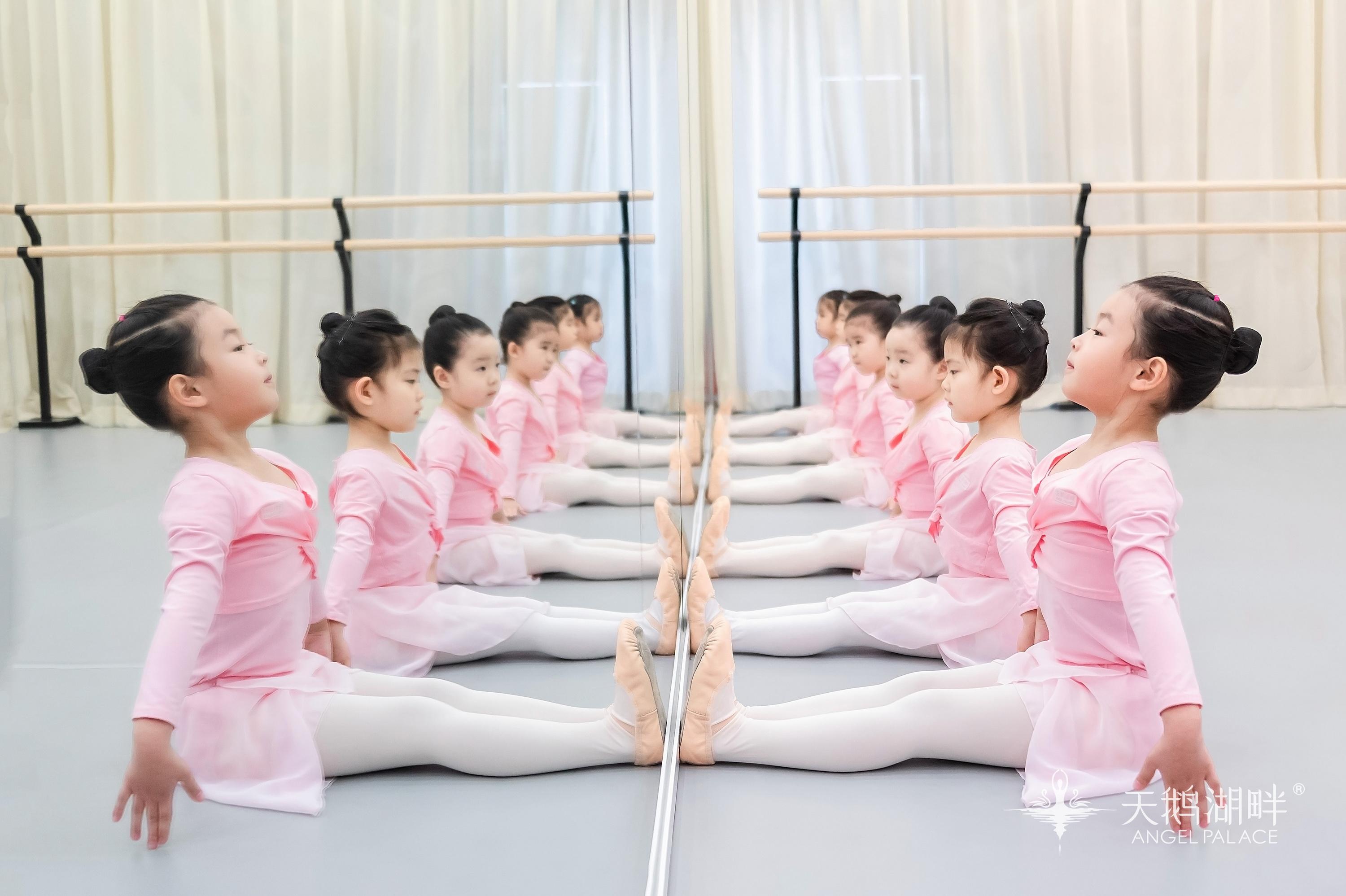 天鹅湖畔少儿芭蕾优雅亮相2021年北京书市