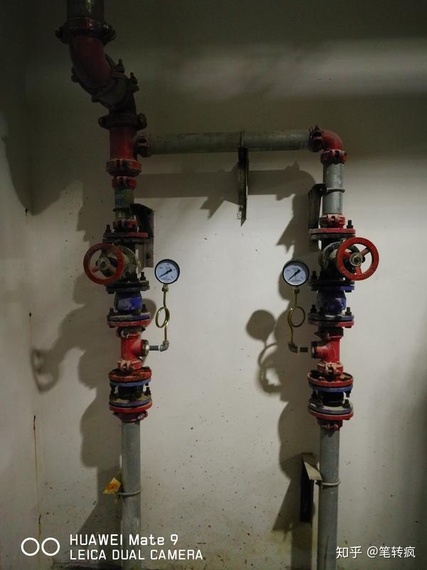 此图为潜污泵排水管阀件组合,从上到下依次为:手动闸阀,止回阀,压力表