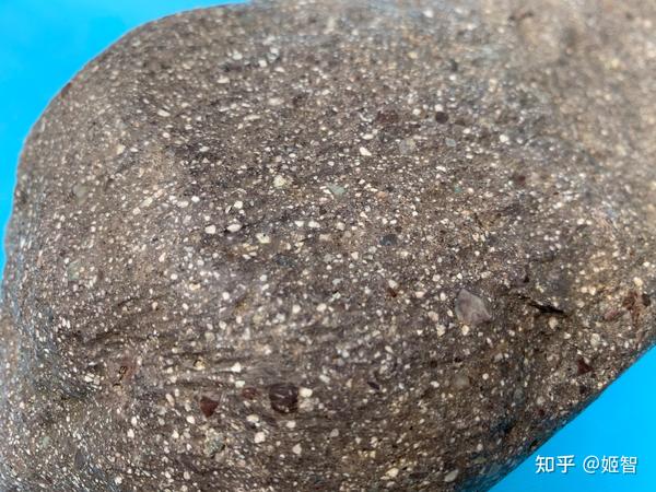 这枚长37cm重14560克月海玄武岩陨石,主要矿物是在黑色的基质中镶嵌了