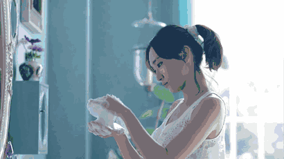 因为卸完妆后,残留在脸上的卸妆产品必须要洗干净.