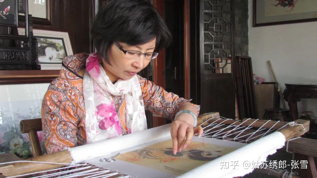 奥运会"薛老师绣制的熊猫曾登上"伦敦奥运会"张雪的母亲薛金娣老师