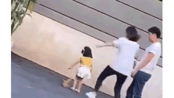 童模妞妞被母亲踢踹   图片来源:腾讯网