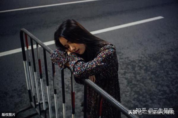 他会把她当作红颜知己来看待,这是一段痛苦的煎熬