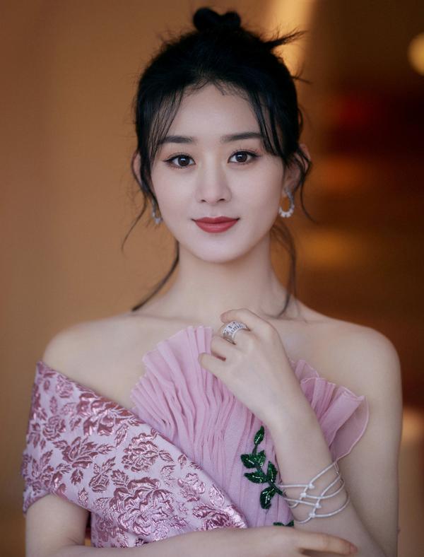 赵丽颖壁纸一身粉裙彰显甜美优雅完全是迪士尼在逃公主嘛