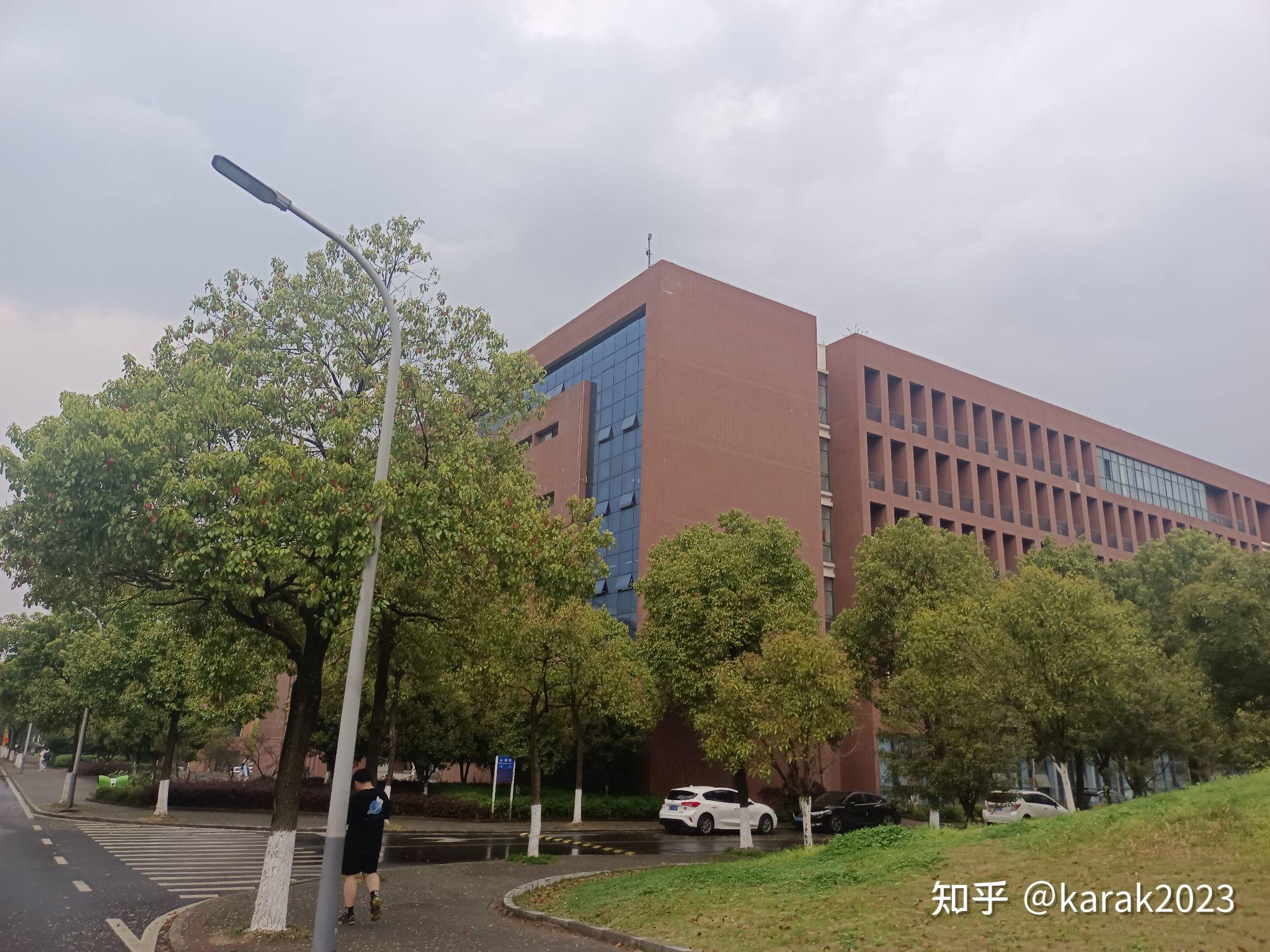 情况图书馆前面,灯光是暖色的,所以连植物都变了颜色湖南城市学院南门