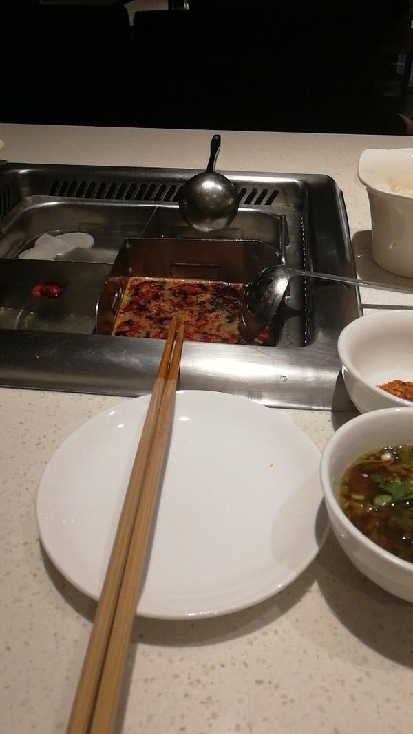 一个人吃海底捞,服务员怕你孤独会给你对面放个娃娃吗