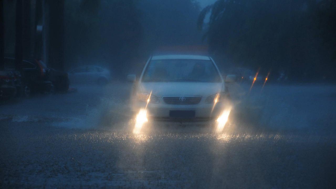 夜间和雨天行车不知道开什么灯新手司机应该get的安全行车技巧