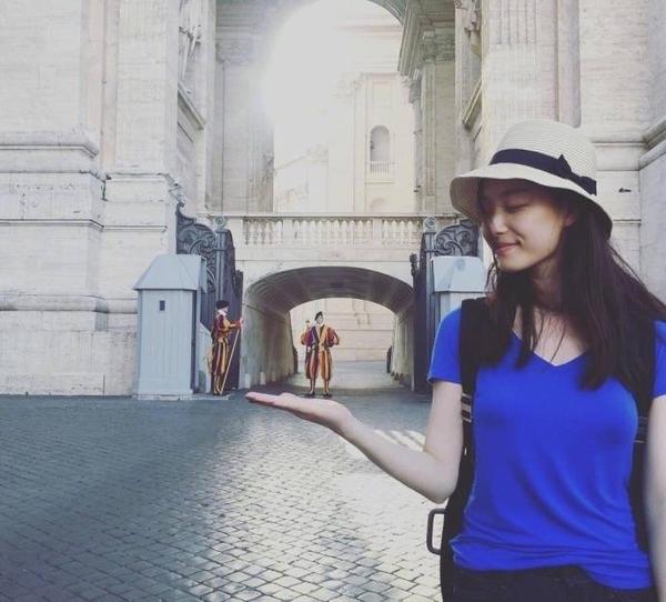 有哪些适合一个人旅游拍照的姿势?