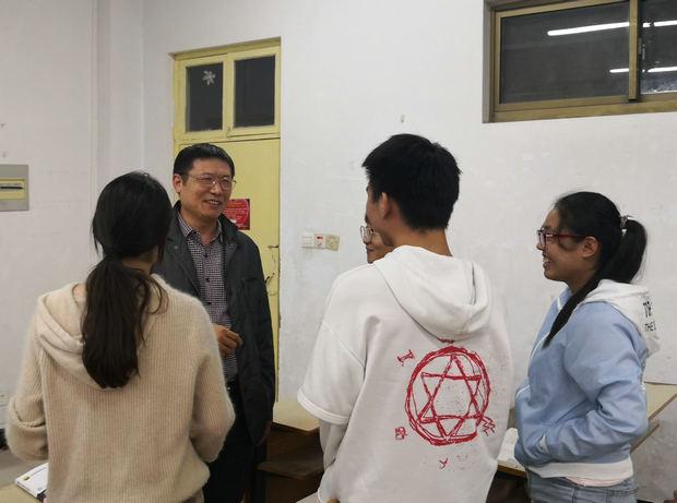 河南周口胡杰一培桃育李痴情教坛