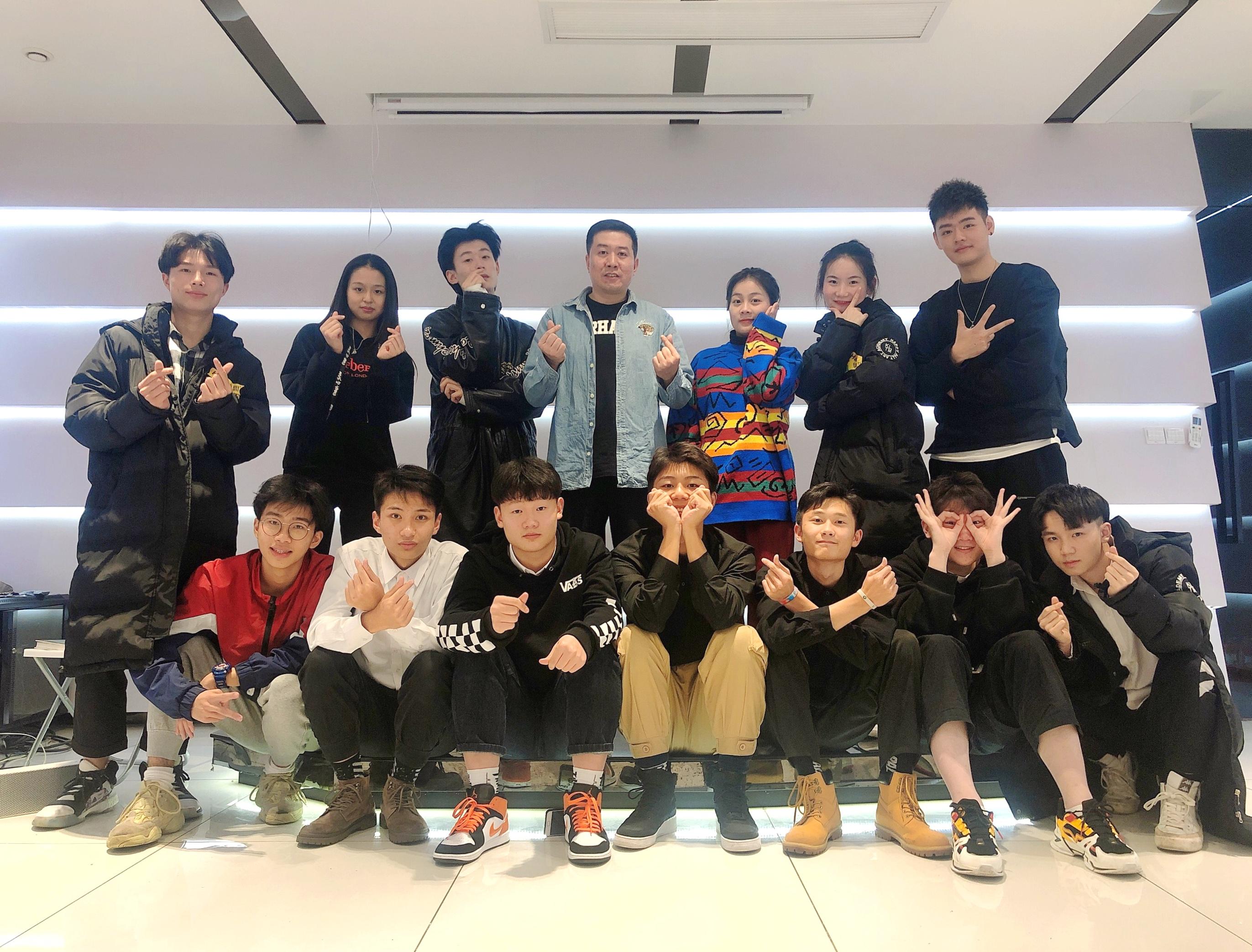 人间日历今日宜珍惜快乐同盟我们正当红王哲南