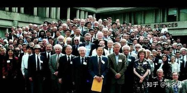 杂志曾经在2000年评选出"人类千年最伟大的二十位物理学家",杨振宁是