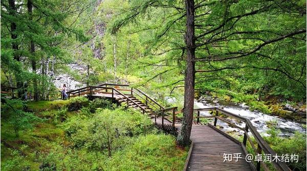 我们去一些旅游的风景区去玩,总会发现防腐木栈道都会出现在景区的