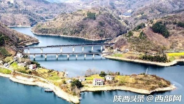 汉滨区流水镇刚子农业经济合作社工人在茶厂精选茶叶.
