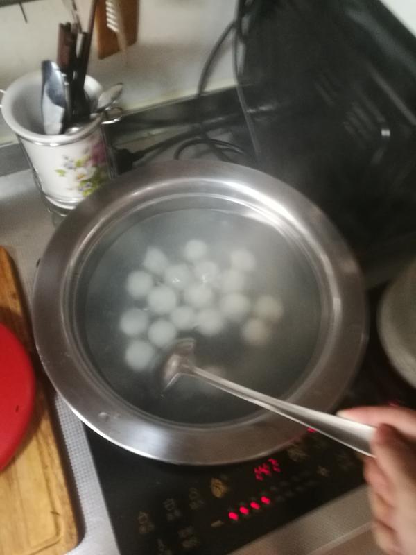 开水下元宵,然后用勺子推水直到元宵浮起
