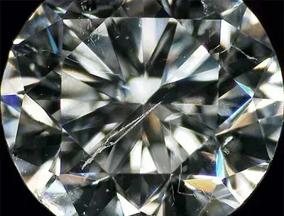 有文献将其归为"内部孪晶纹"/"内部纹理". 在钻石的形成过程中,内含物